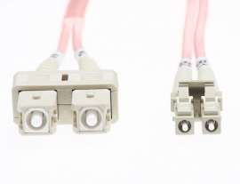 4cabling 1m Lc-sc Om4 Multimode Fibre Optic Cable: 2mm Oversleeving - Salmon Pink Fl.om4lcsc1mp